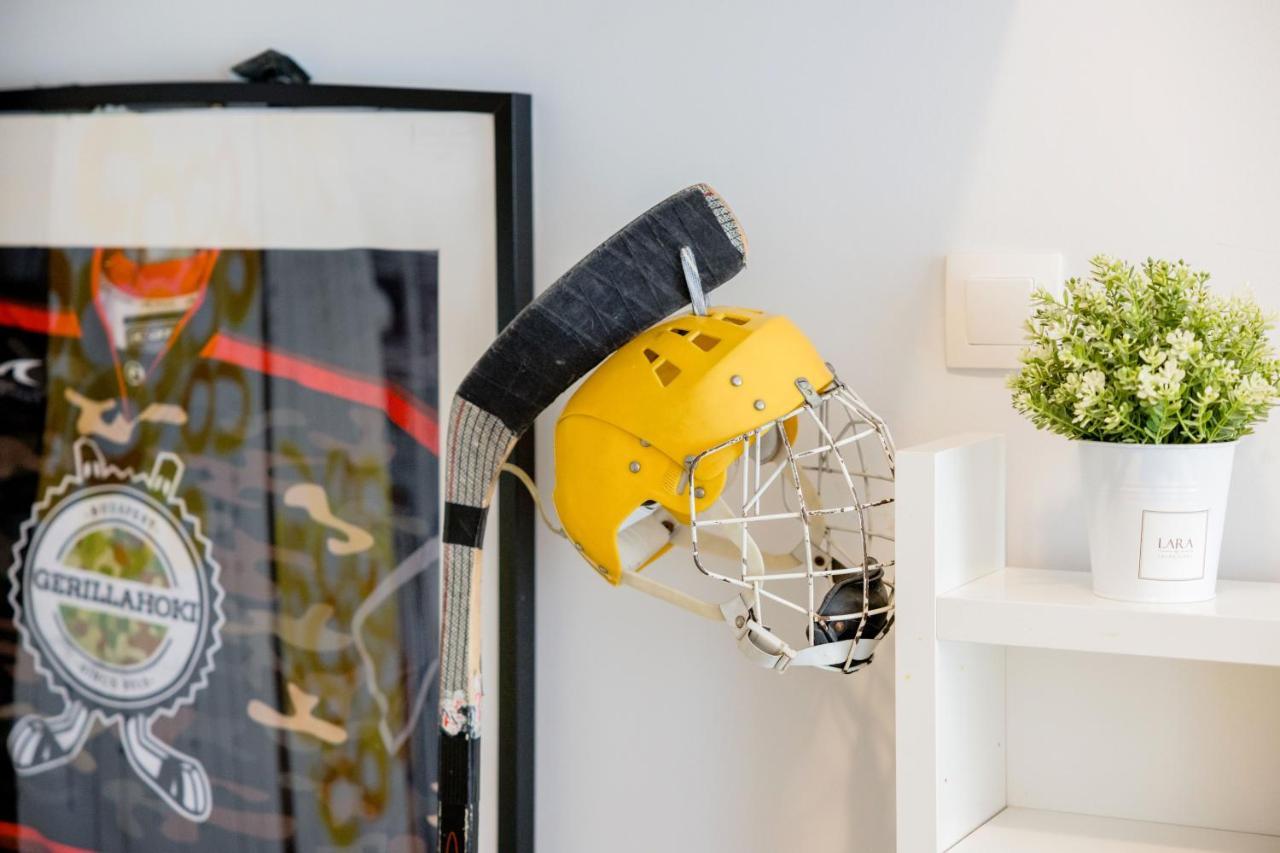 Live Like A Local At The Rustic Hockey Hut Apartment *