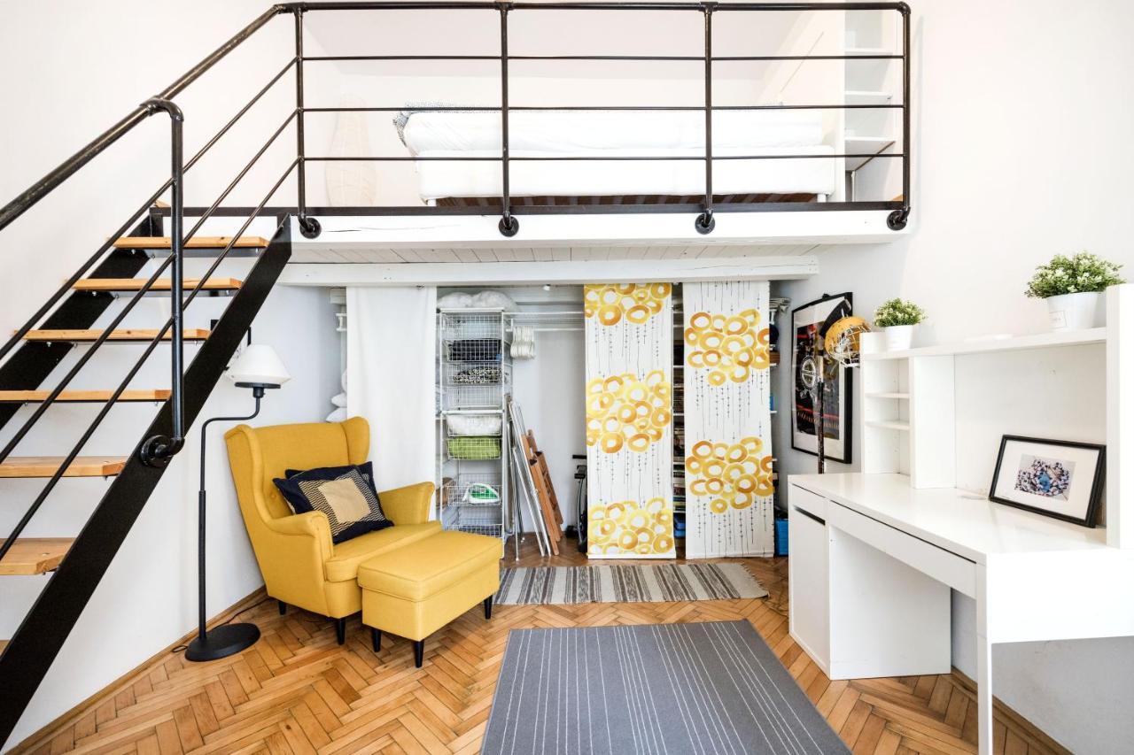 Live Like A Local At The Rustic Hockey Hut Apartament