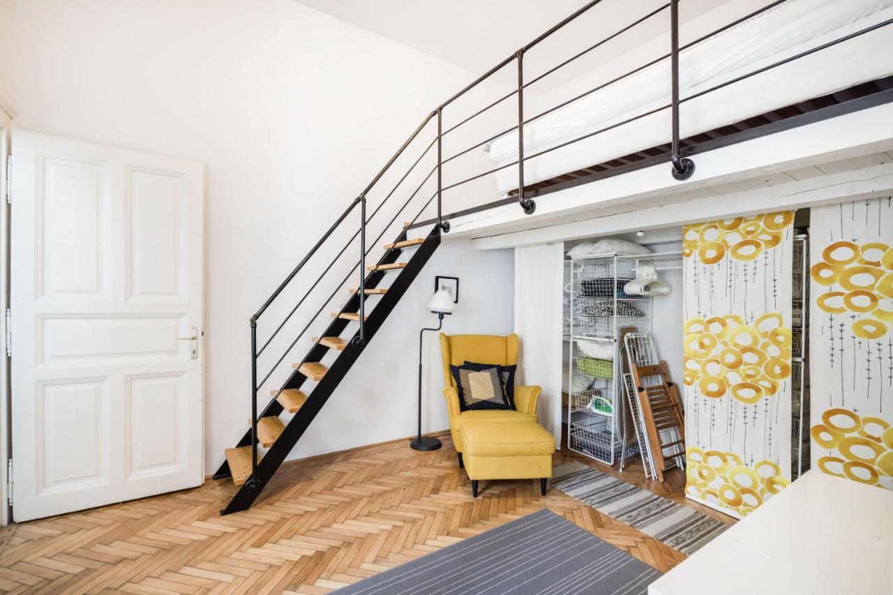 Live Like A Local At The Rustic Hockey Hut Apartament *