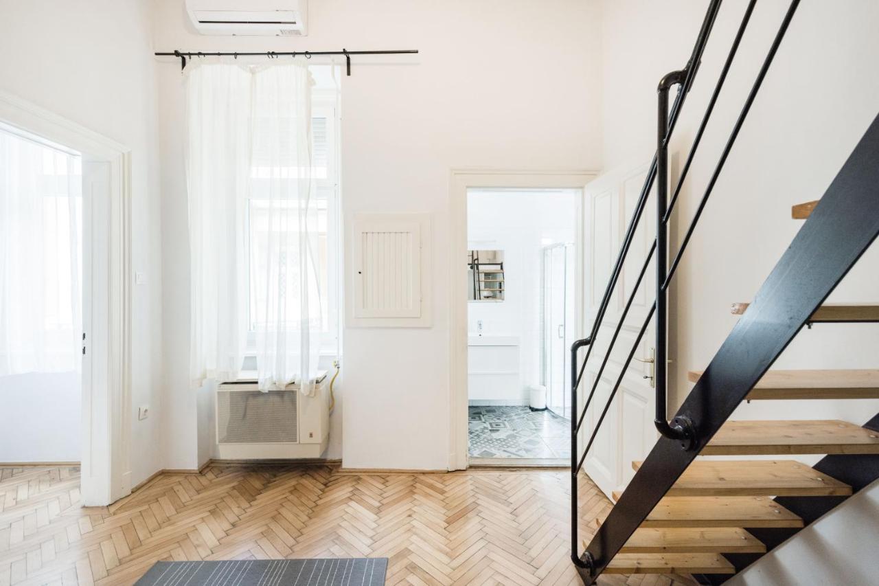 Live Like A Local At The Rustic Hockey Hut Apartament Budapesta