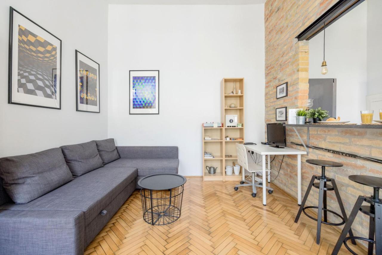 Live Like A Local At The Rustic Hockey Hut Apartament *
