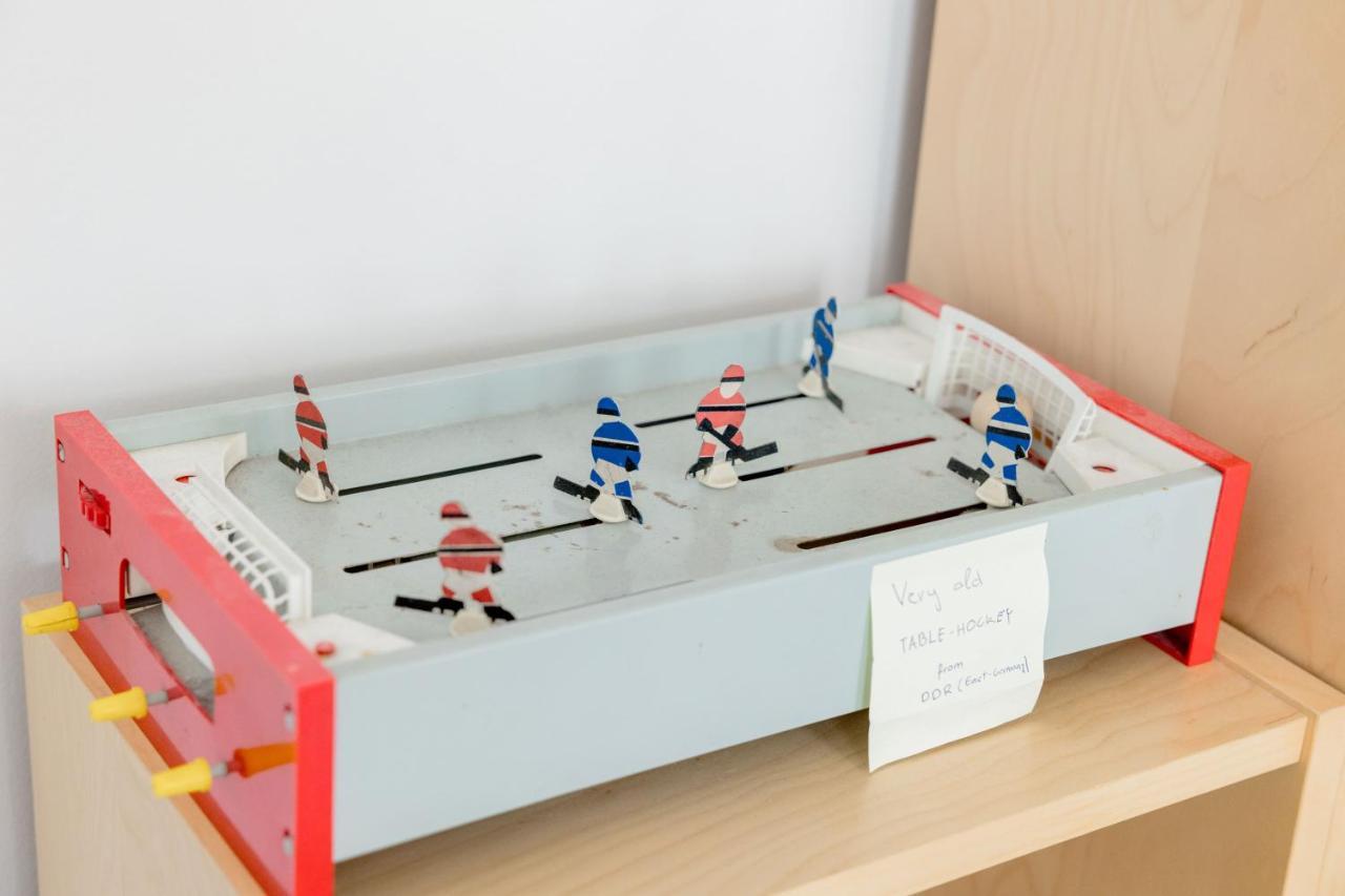 Live Like A Local At The Rustic Hockey Hut Apartament *