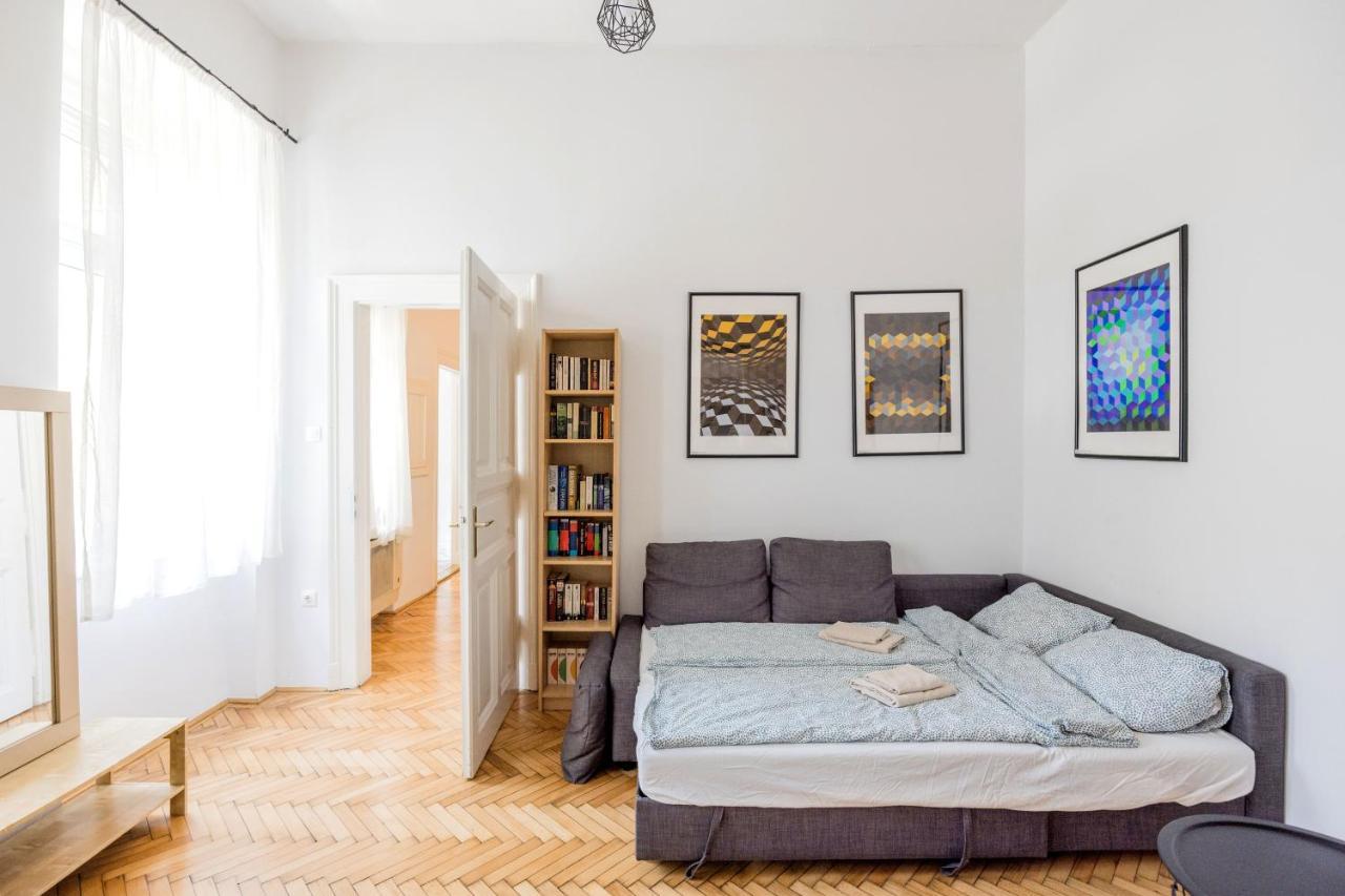 Live Like A Local At The Rustic Hockey Hut Apartament *