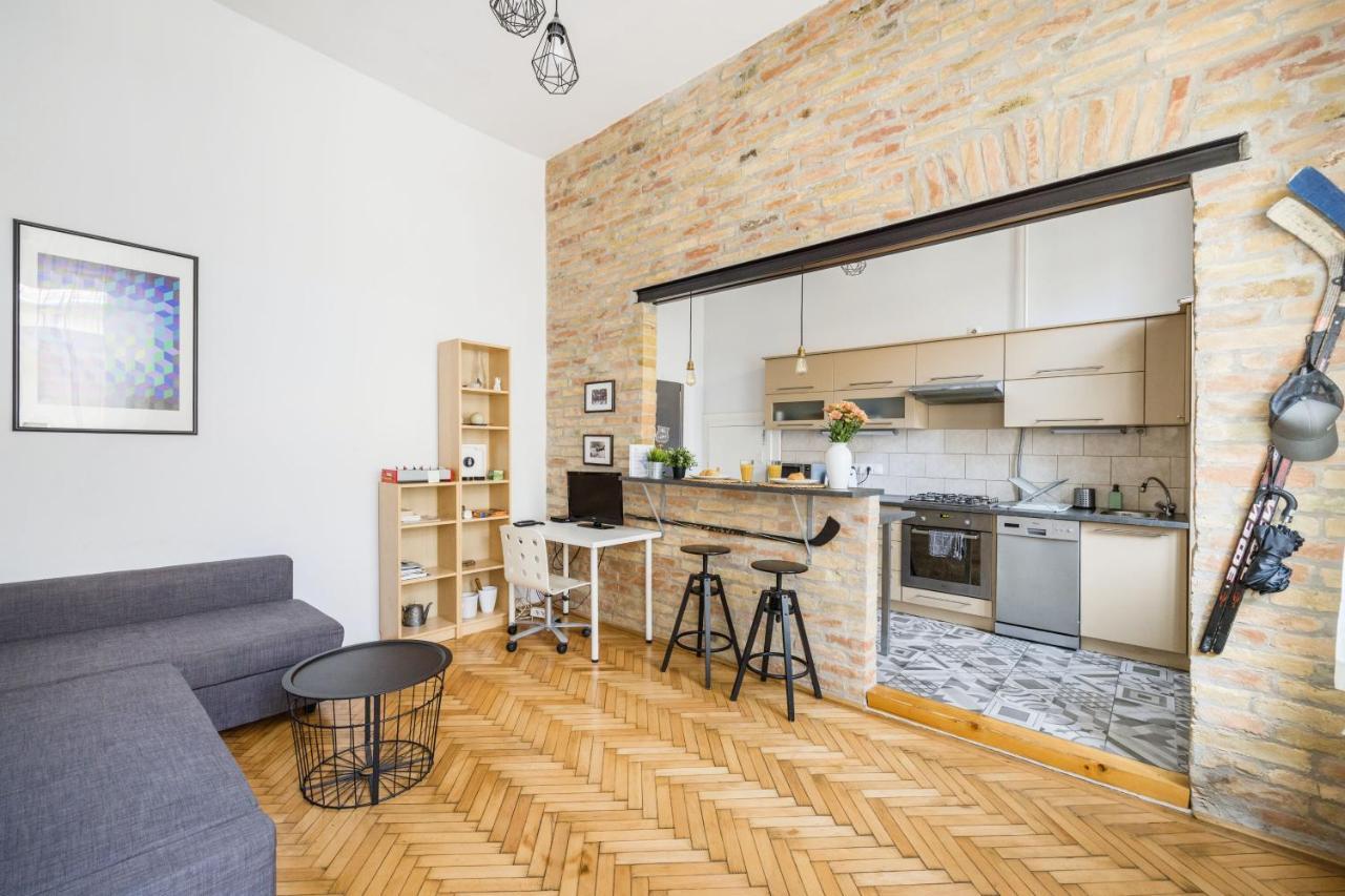 Live Like A Local At The Rustic Hockey Hut Apartament Budapesta